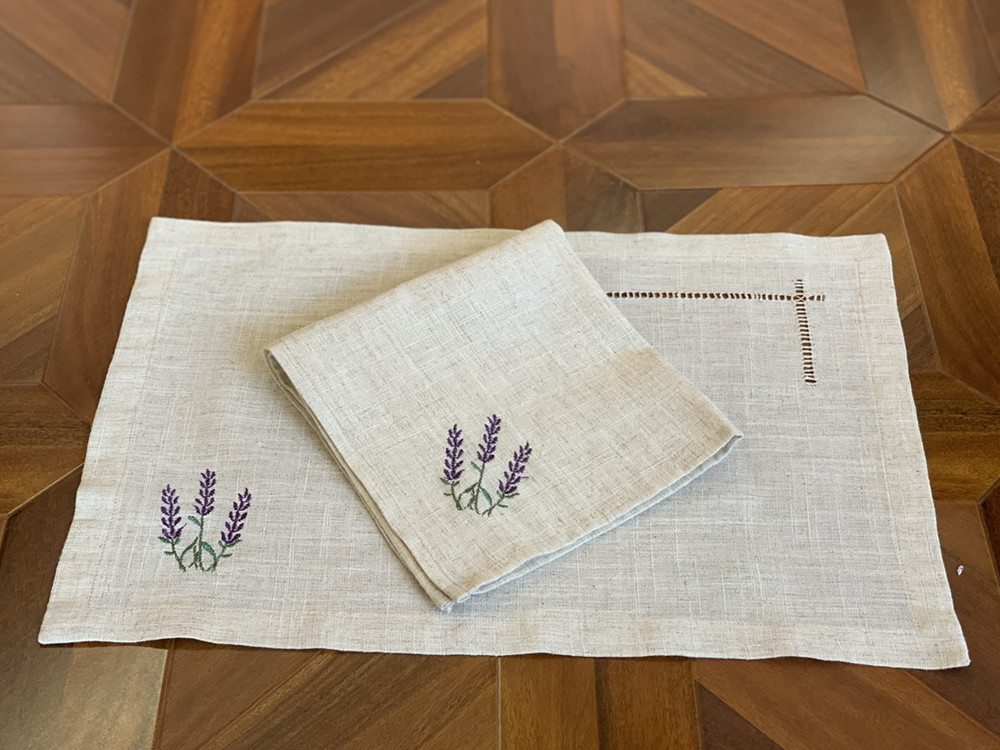 Салфетка/подставка с подгибкой – обзор и цена Monogrammed Handkerchief