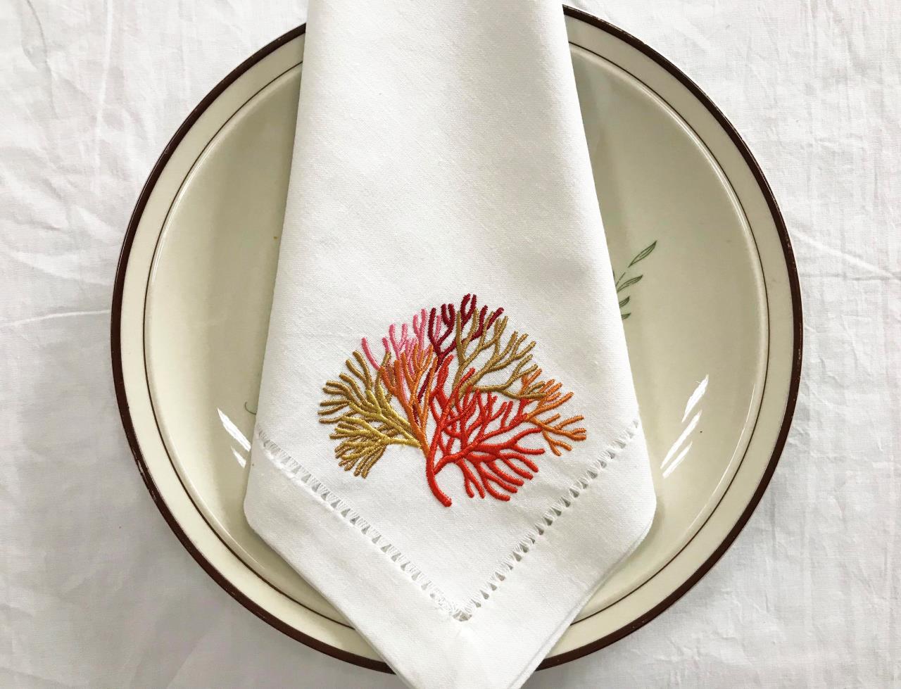 Многоцветные салфетки с вышивк – обзор и цена Monogrammed Handkerchief